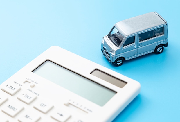 電卓と車のイメージ